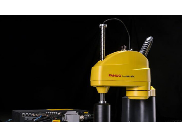 SCARA机器人通常叫什么，（scara机器人具备怎么样的特征）？